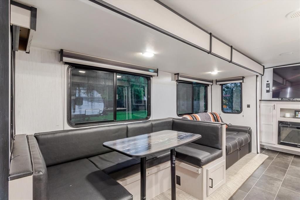 На продажу: $169,995 (1 спален, 1 ванн, 400 Квадратных фут)