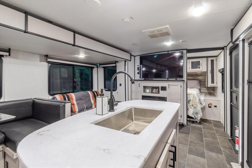 На продажу: $169,995 (1 спален, 1 ванн, 400 Квадратных фут)