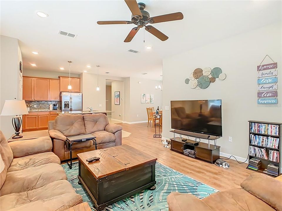 待售: $270,000 (2 贝兹, 2 浴室, 1658 平方英尺)