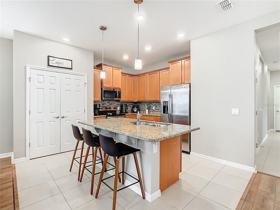 待售: $270,000 (2 贝兹, 2 浴室, 1658 平方英尺)