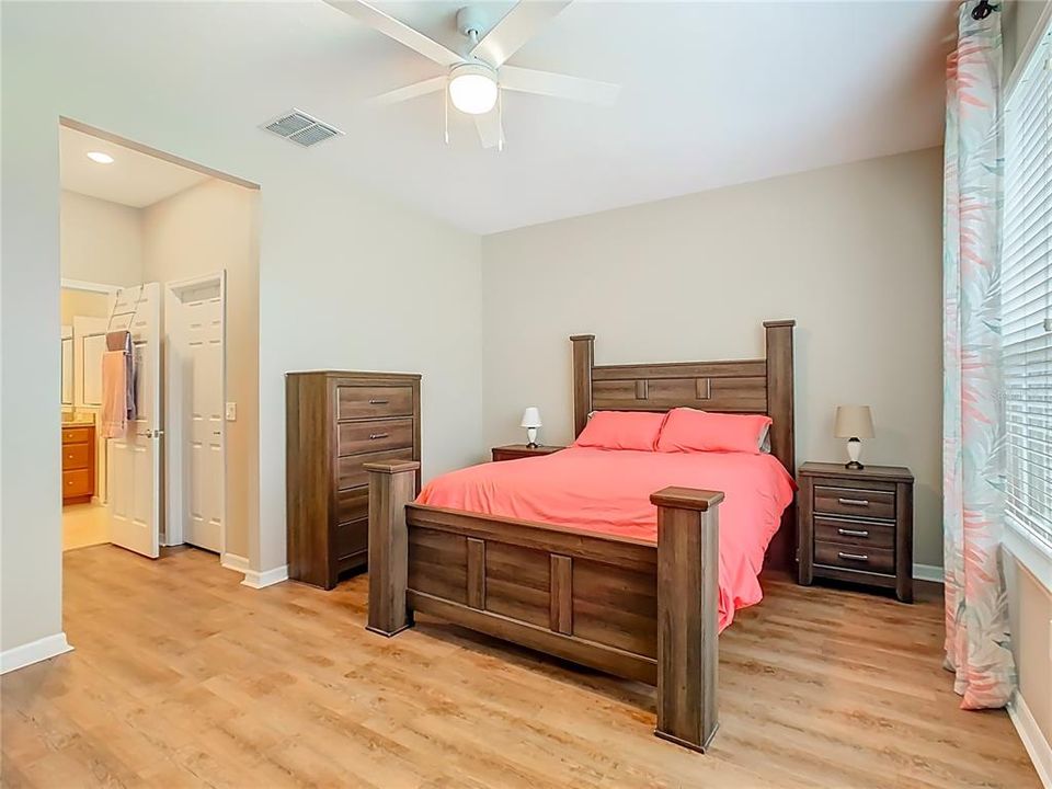 待售: $270,000 (2 贝兹, 2 浴室, 1658 平方英尺)