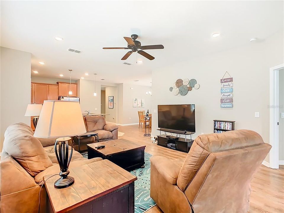 待售: $270,000 (2 贝兹, 2 浴室, 1658 平方英尺)