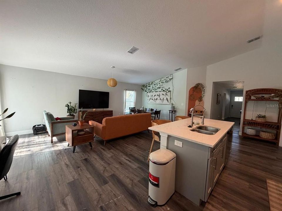 For Rent: $2,200 (3 beds, 2 baths, 1593 Square Feet)