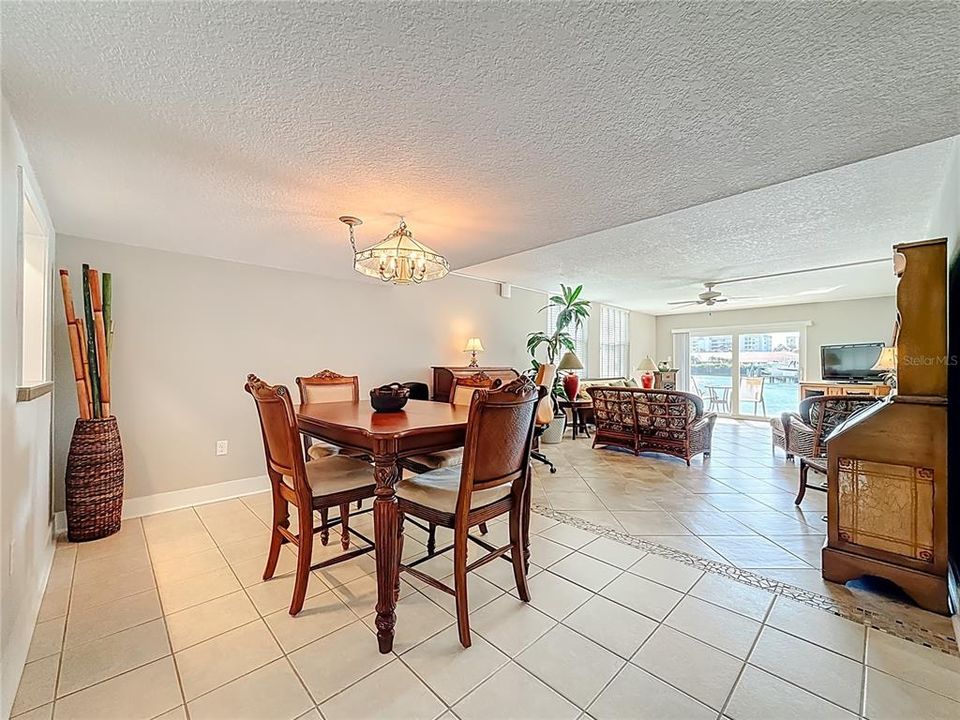 En Venta: $299,000 (2 camas, 2 baños, 1300 Pies cuadrados)