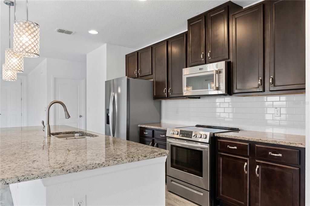 For Rent: $2,450 (3 beds, 2 baths, 1935 Square Feet)