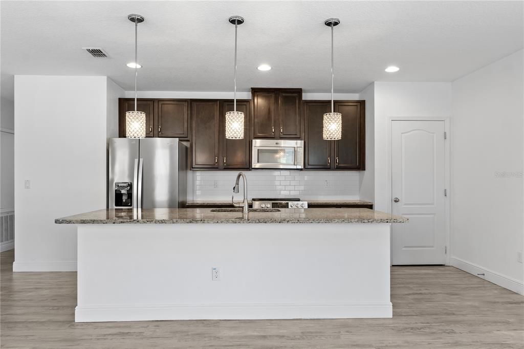 For Rent: $2,450 (3 beds, 2 baths, 1935 Square Feet)