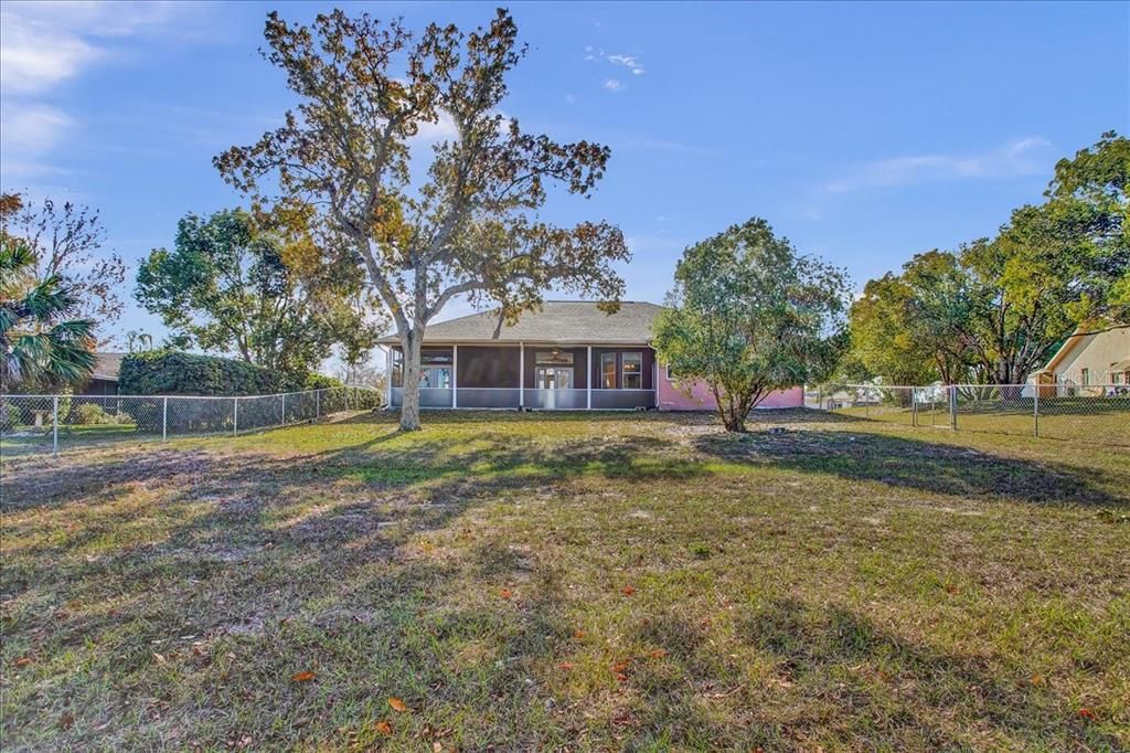 Activo con contrato: $355,000 (3 camas, 2 baños, 2090 Pies cuadrados)