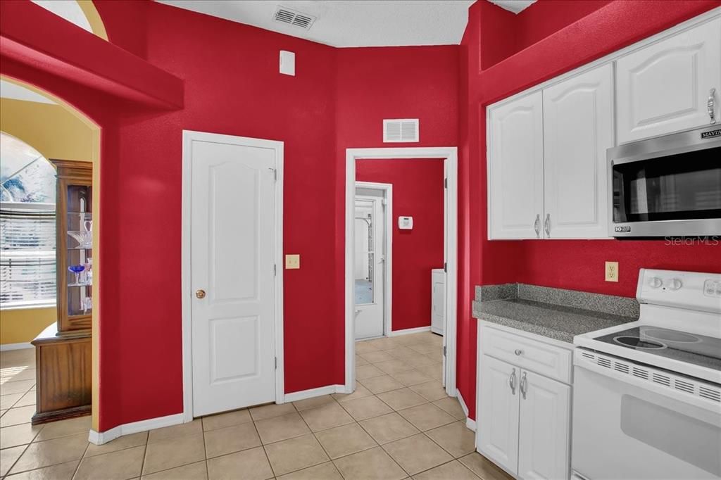 Activo con contrato: $355,000 (3 camas, 2 baños, 2090 Pies cuadrados)