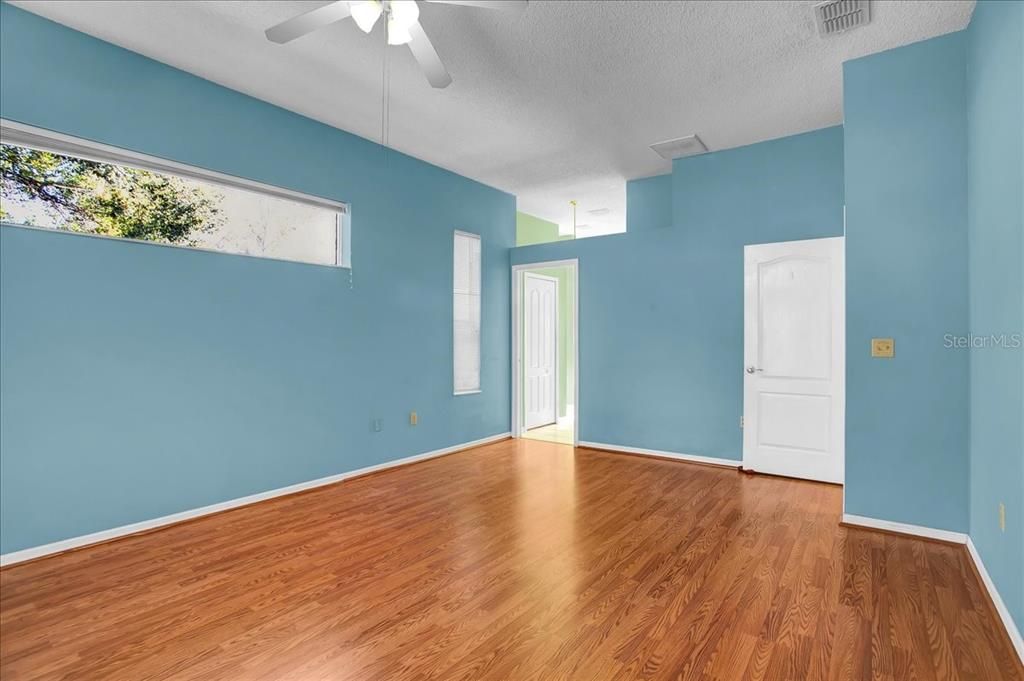 Activo con contrato: $355,000 (3 camas, 2 baños, 2090 Pies cuadrados)