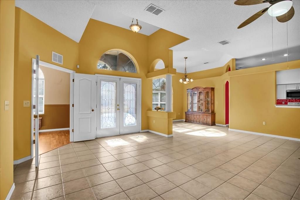 Activo con contrato: $355,000 (3 camas, 2 baños, 2090 Pies cuadrados)