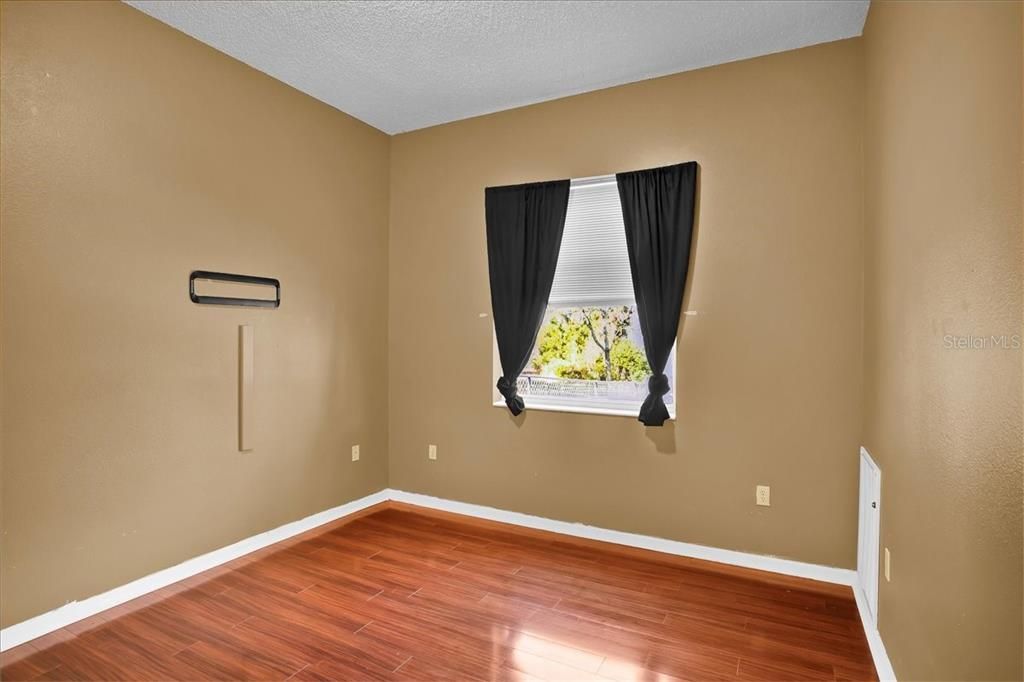 Activo con contrato: $355,000 (3 camas, 2 baños, 2090 Pies cuadrados)