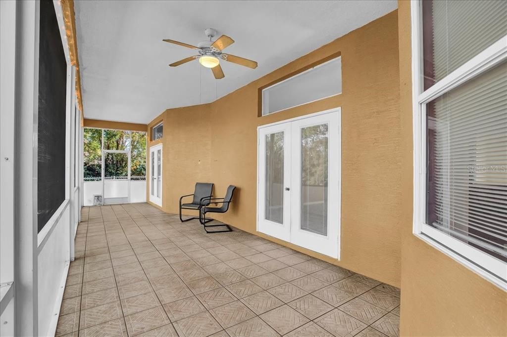 Activo con contrato: $355,000 (3 camas, 2 baños, 2090 Pies cuadrados)