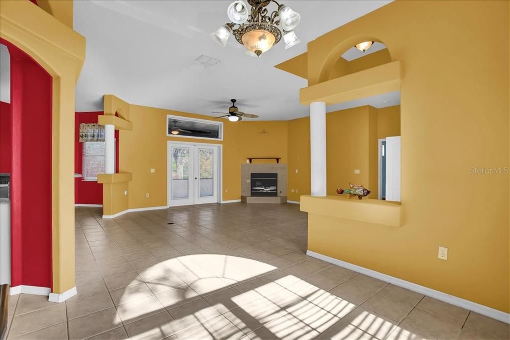 Activo con contrato: $355,000 (3 camas, 2 baños, 2090 Pies cuadrados)