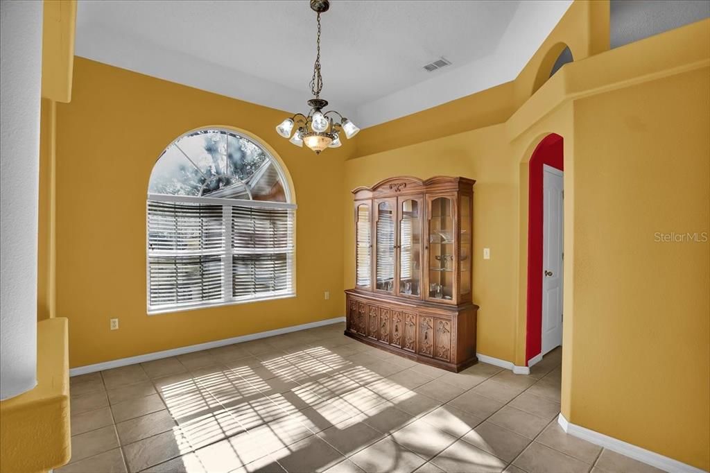 Activo con contrato: $355,000 (3 camas, 2 baños, 2090 Pies cuadrados)