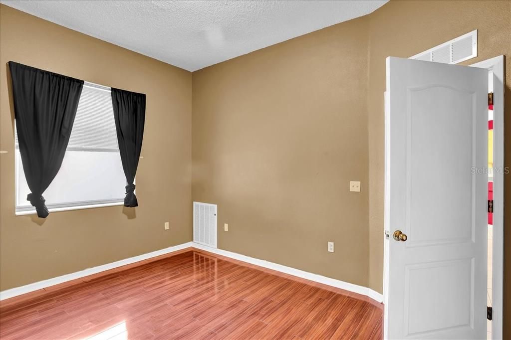 Activo con contrato: $355,000 (3 camas, 2 baños, 2090 Pies cuadrados)