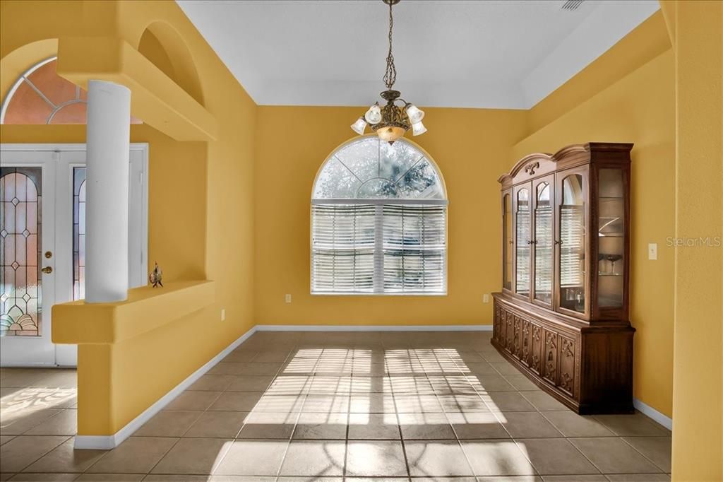 Activo con contrato: $355,000 (3 camas, 2 baños, 2090 Pies cuadrados)