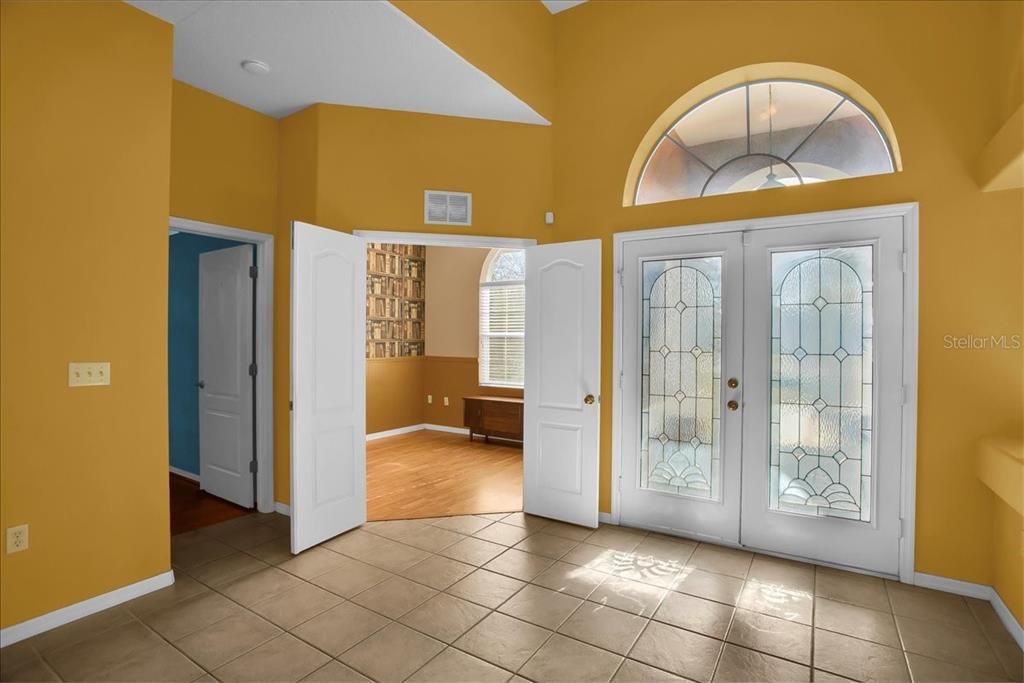 Activo con contrato: $355,000 (3 camas, 2 baños, 2090 Pies cuadrados)