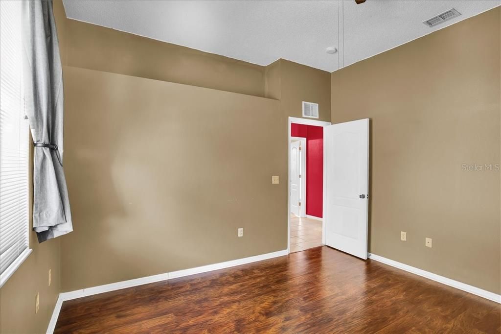 Activo con contrato: $355,000 (3 camas, 2 baños, 2090 Pies cuadrados)