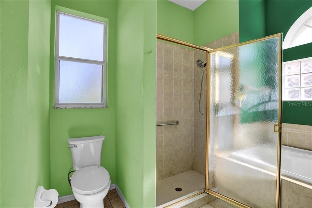 Activo con contrato: $355,000 (3 camas, 2 baños, 2090 Pies cuadrados)