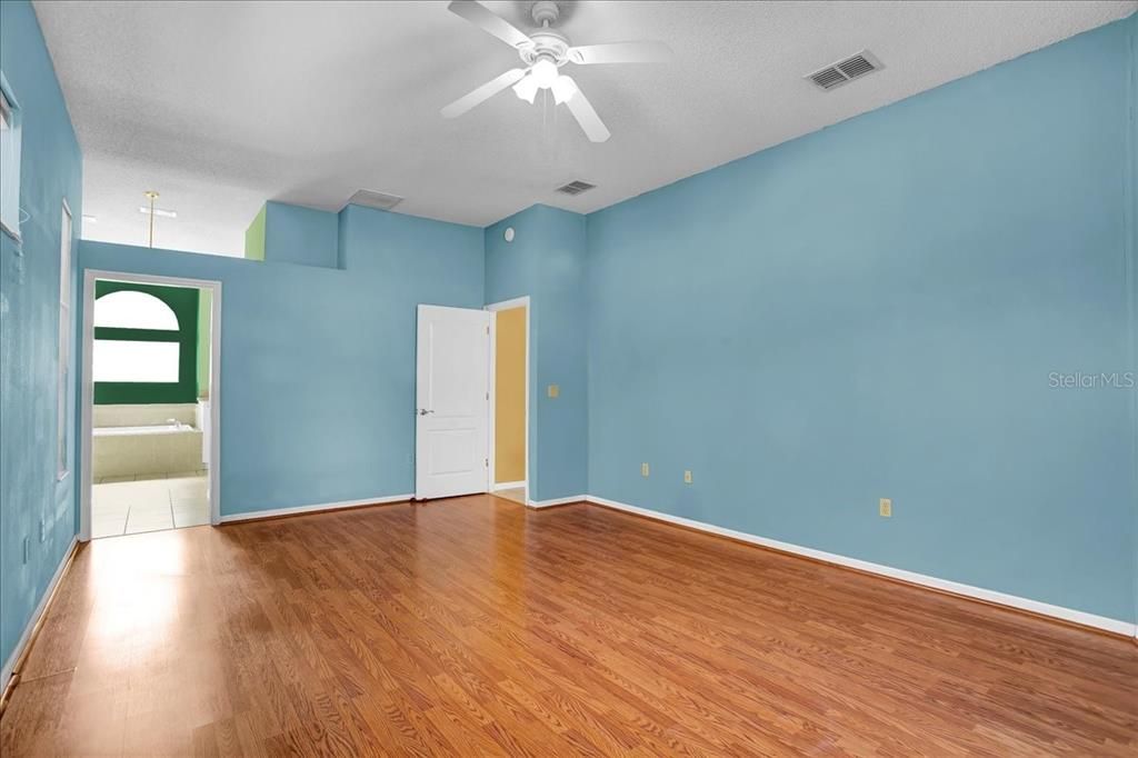 Activo con contrato: $355,000 (3 camas, 2 baños, 2090 Pies cuadrados)