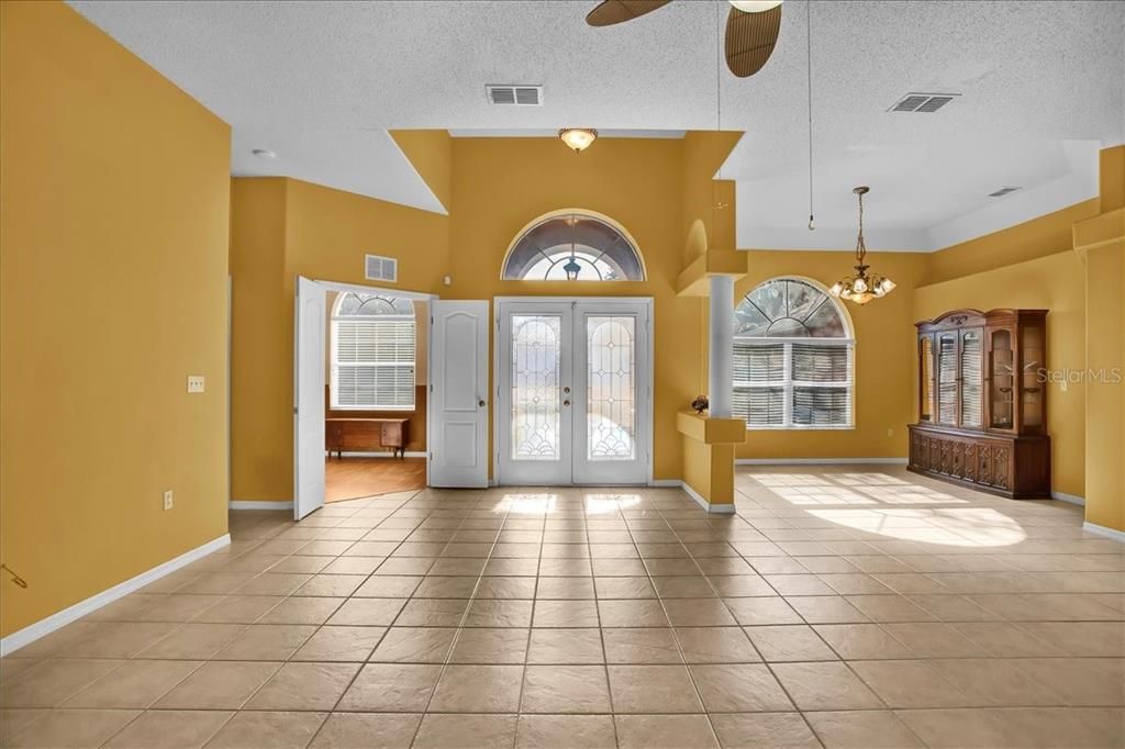 Activo con contrato: $355,000 (3 camas, 2 baños, 2090 Pies cuadrados)