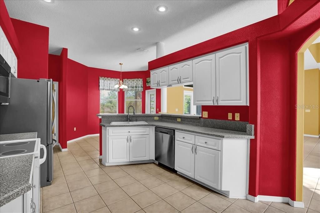 Activo con contrato: $355,000 (3 camas, 2 baños, 2090 Pies cuadrados)