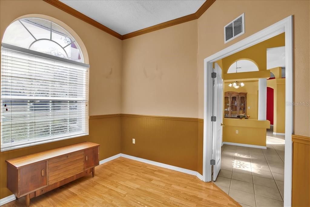 Activo con contrato: $355,000 (3 camas, 2 baños, 2090 Pies cuadrados)