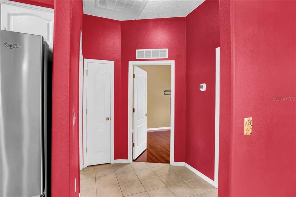 Activo con contrato: $355,000 (3 camas, 2 baños, 2090 Pies cuadrados)