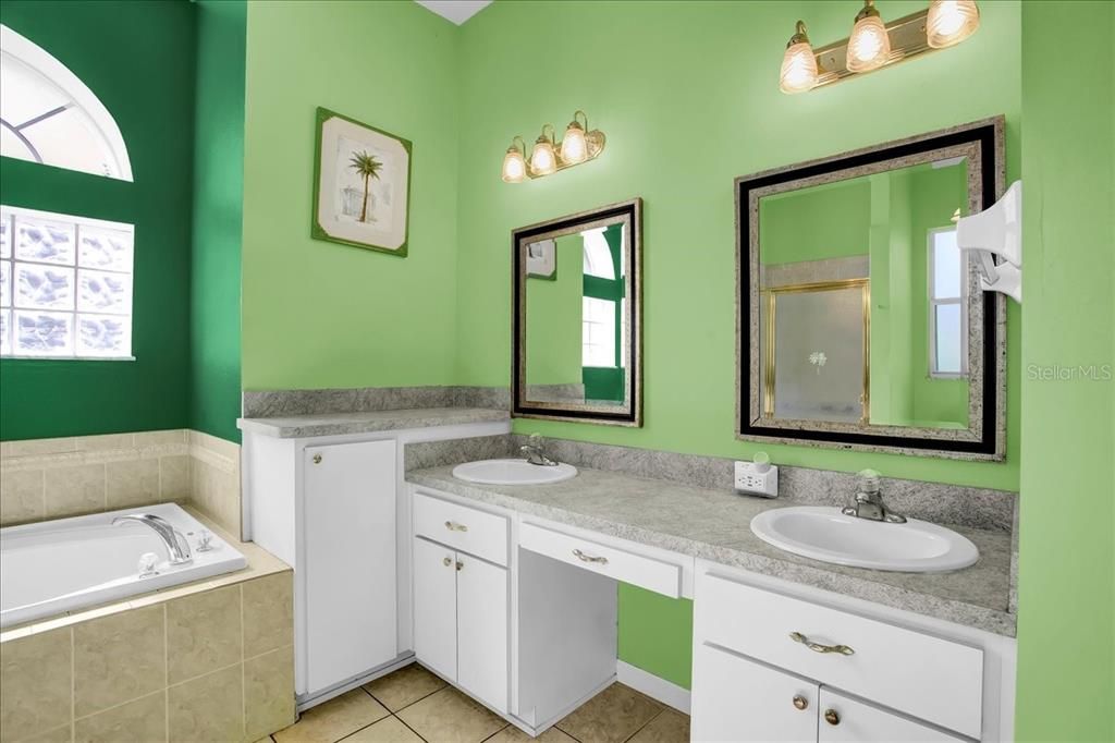 Activo con contrato: $355,000 (3 camas, 2 baños, 2090 Pies cuadrados)