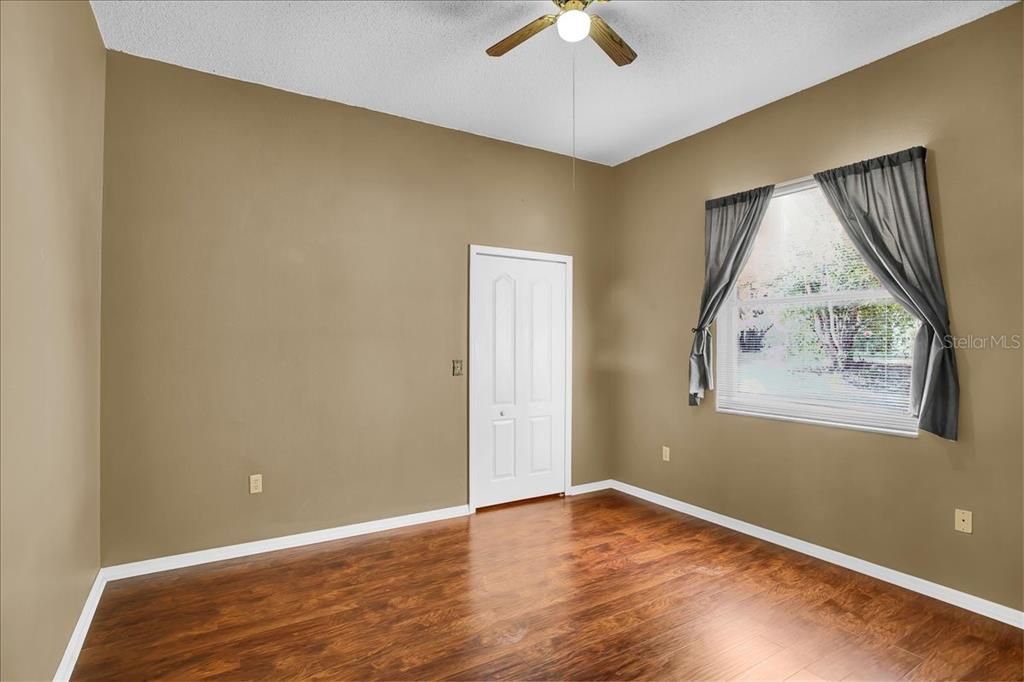 Activo con contrato: $355,000 (3 camas, 2 baños, 2090 Pies cuadrados)