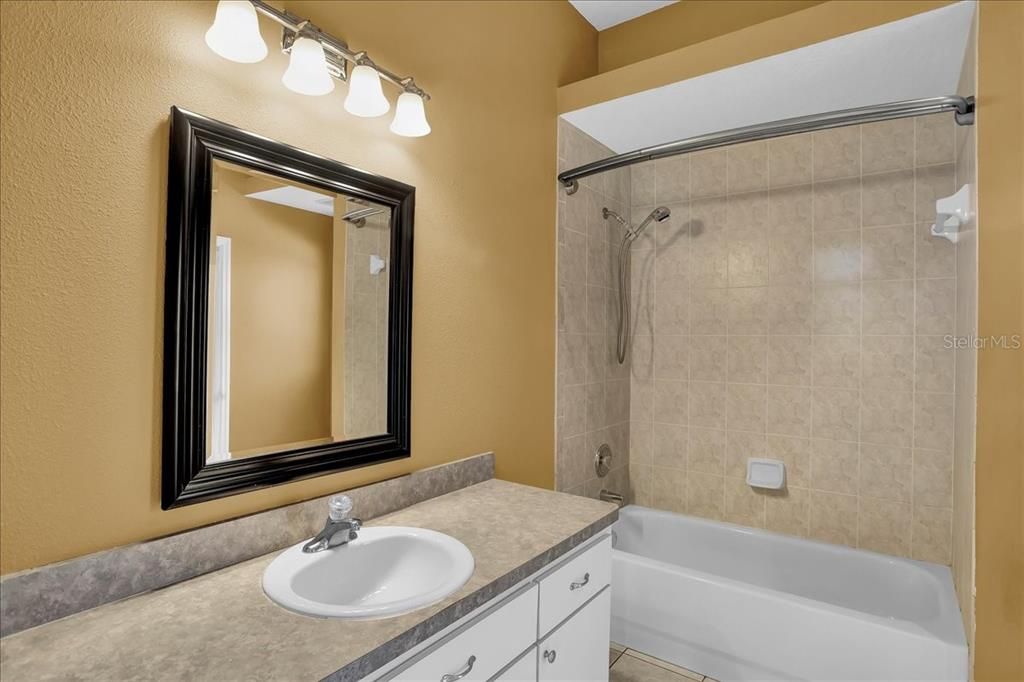 Activo con contrato: $355,000 (3 camas, 2 baños, 2090 Pies cuadrados)