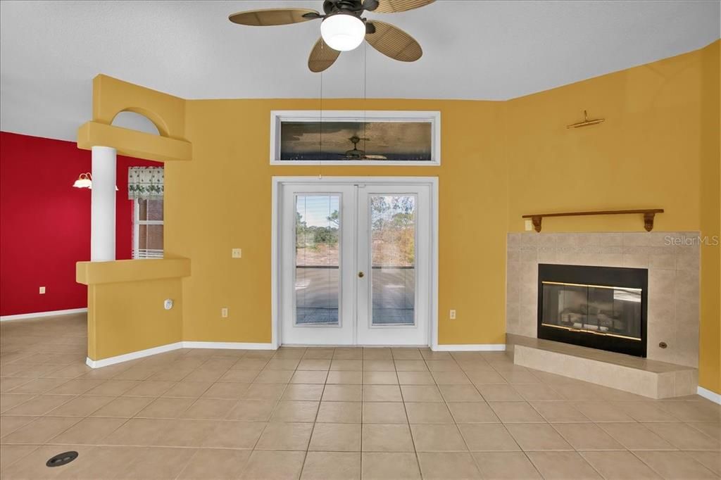 Activo con contrato: $355,000 (3 camas, 2 baños, 2090 Pies cuadrados)