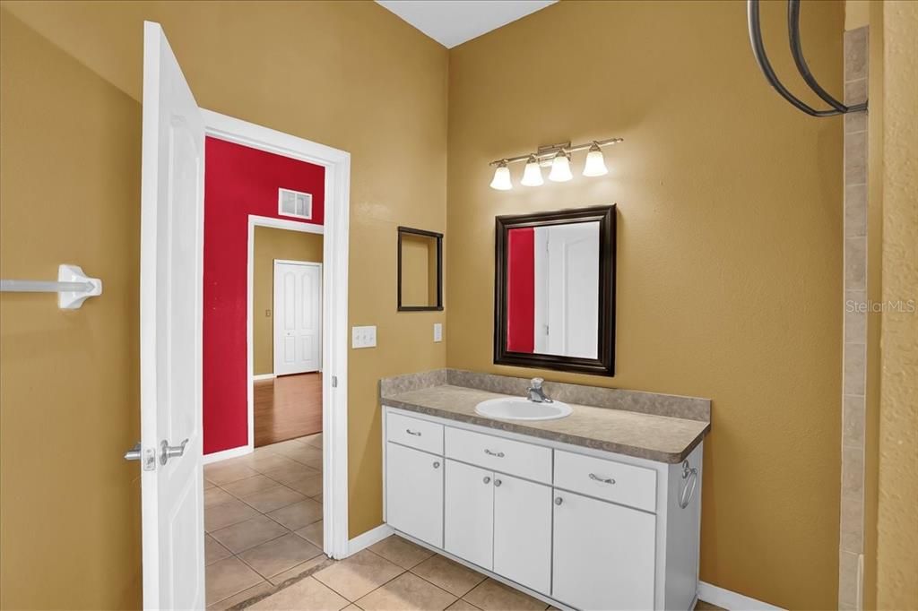 Activo con contrato: $355,000 (3 camas, 2 baños, 2090 Pies cuadrados)