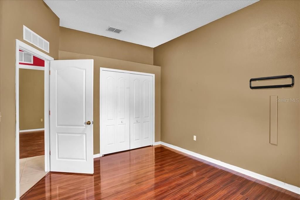 Activo con contrato: $355,000 (3 camas, 2 baños, 2090 Pies cuadrados)