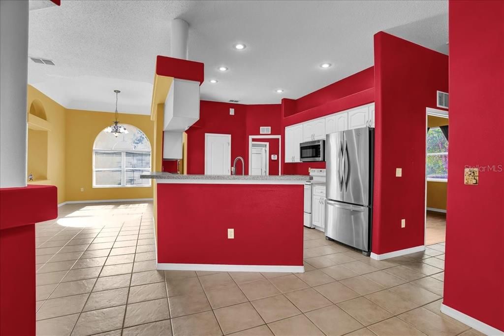 Activo con contrato: $355,000 (3 camas, 2 baños, 2090 Pies cuadrados)