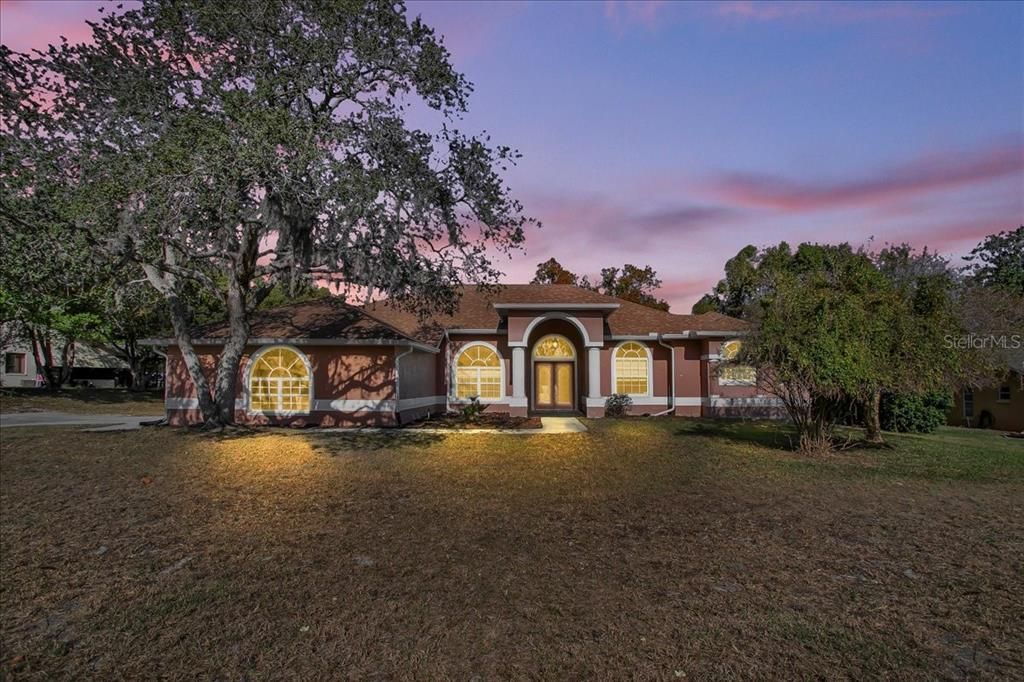 Activo con contrato: $355,000 (3 camas, 2 baños, 2090 Pies cuadrados)