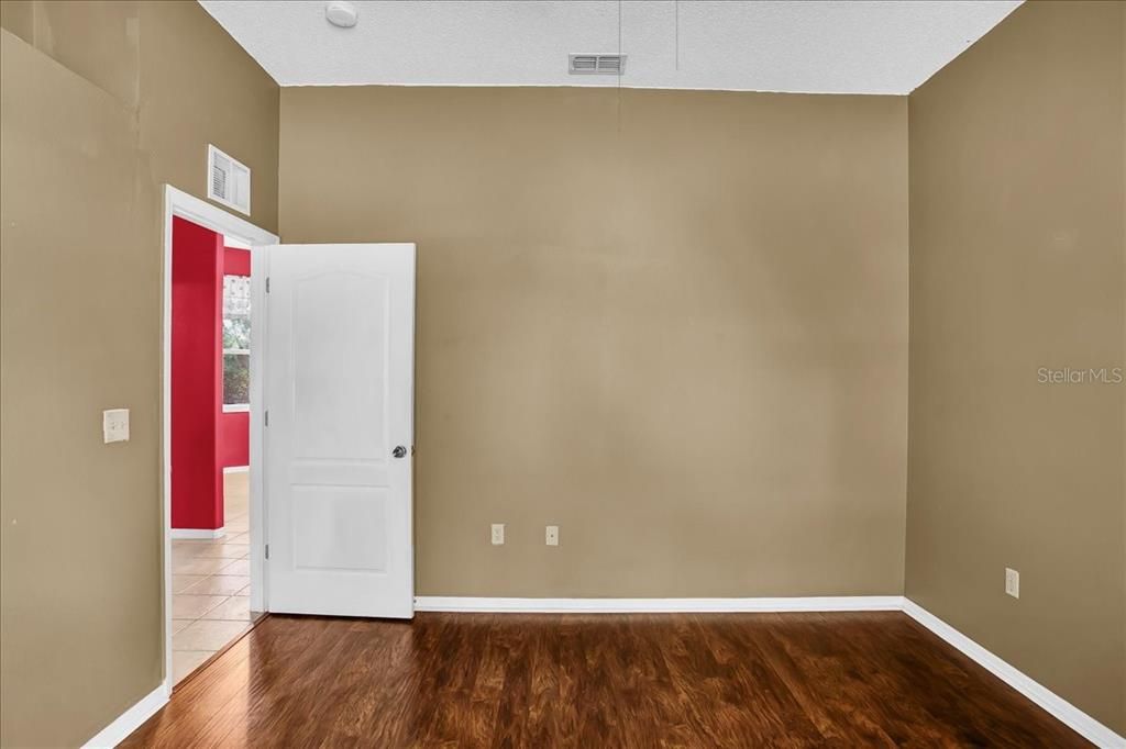 Activo con contrato: $355,000 (3 camas, 2 baños, 2090 Pies cuadrados)