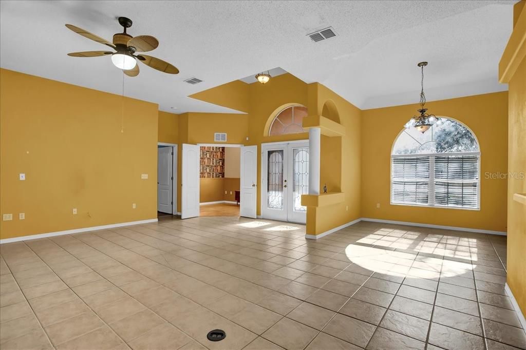 Activo con contrato: $355,000 (3 camas, 2 baños, 2090 Pies cuadrados)