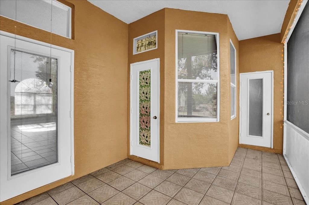 Activo con contrato: $355,000 (3 camas, 2 baños, 2090 Pies cuadrados)