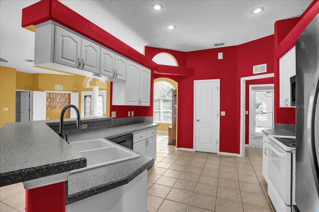 Activo con contrato: $355,000 (3 camas, 2 baños, 2090 Pies cuadrados)