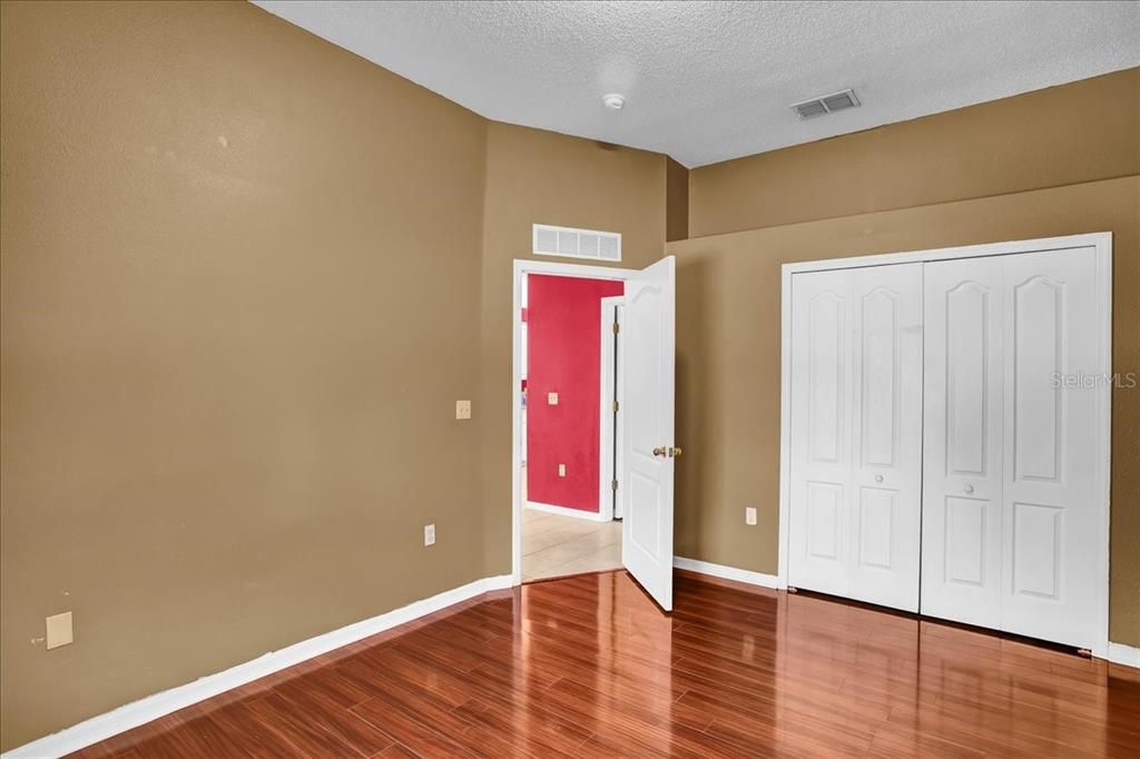 Activo con contrato: $355,000 (3 camas, 2 baños, 2090 Pies cuadrados)