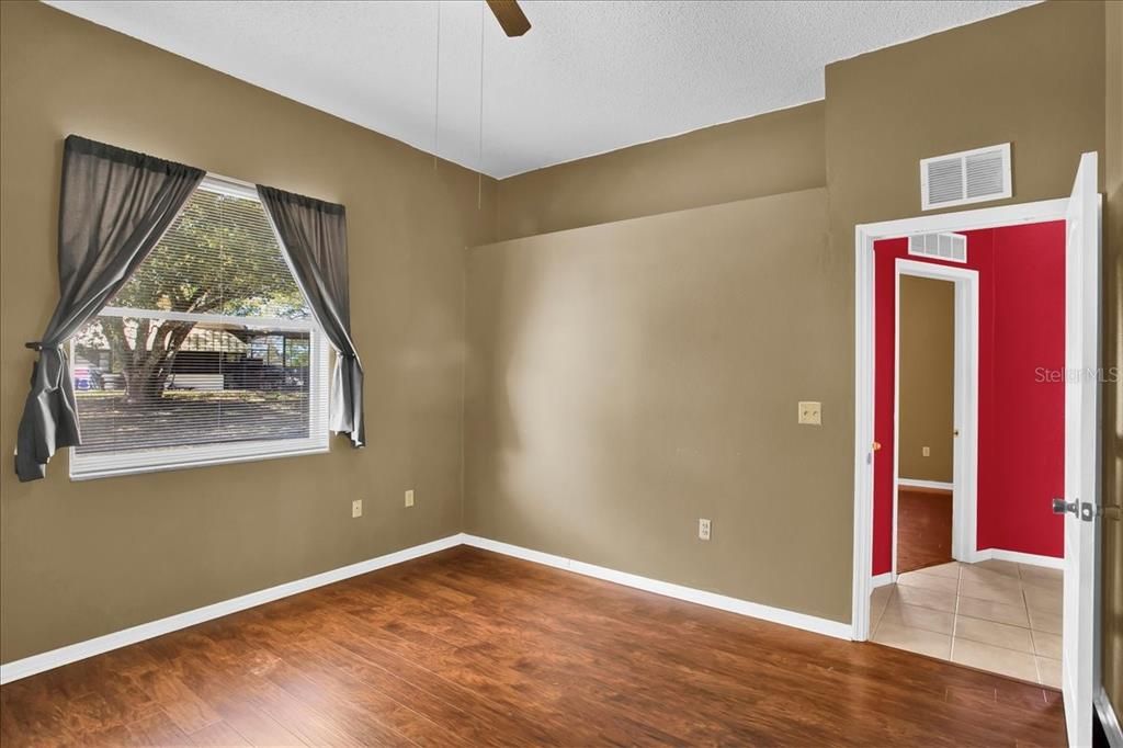 Activo con contrato: $355,000 (3 camas, 2 baños, 2090 Pies cuadrados)