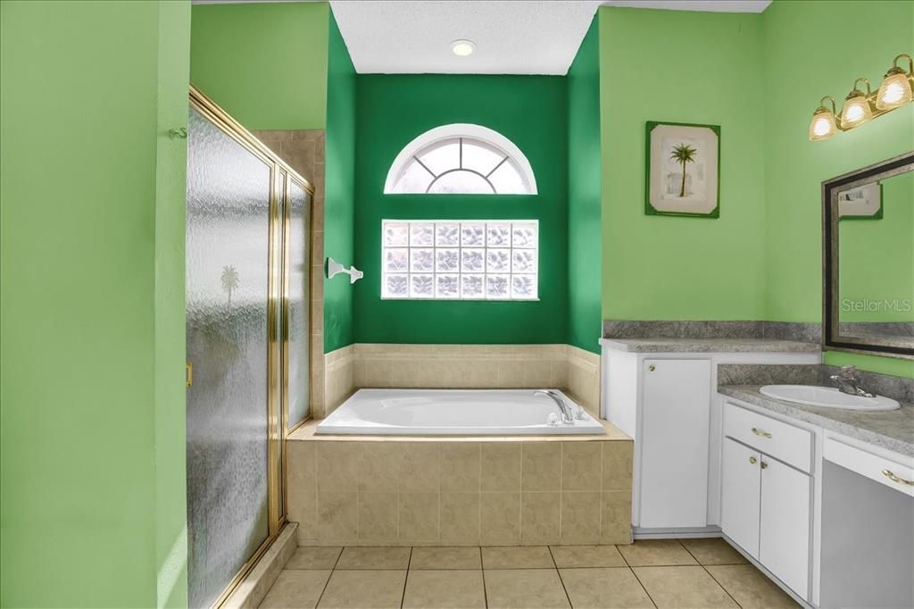 Activo con contrato: $355,000 (3 camas, 2 baños, 2090 Pies cuadrados)