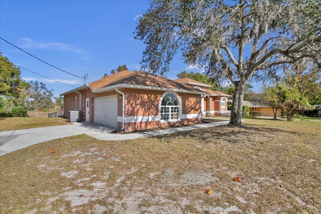 Activo con contrato: $355,000 (3 camas, 2 baños, 2090 Pies cuadrados)