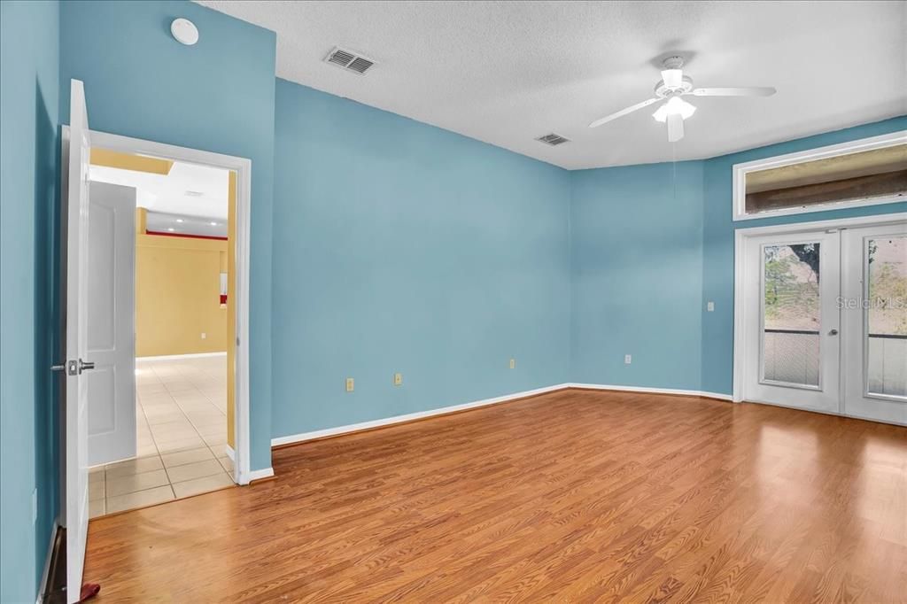 Activo con contrato: $355,000 (3 camas, 2 baños, 2090 Pies cuadrados)