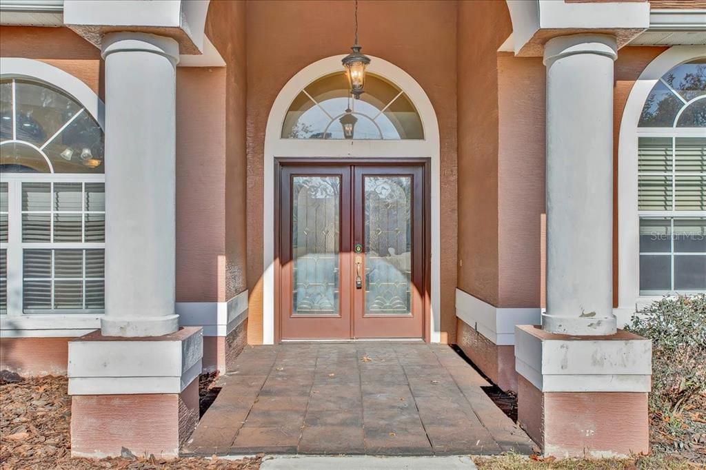 Activo con contrato: $355,000 (3 camas, 2 baños, 2090 Pies cuadrados)