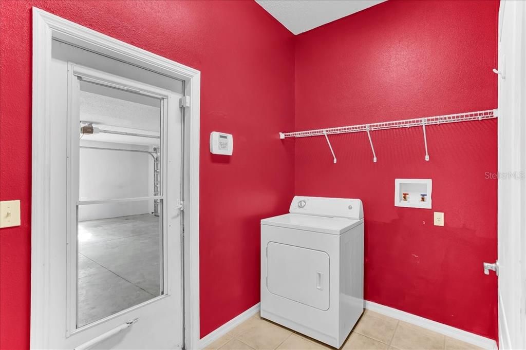 Activo con contrato: $355,000 (3 camas, 2 baños, 2090 Pies cuadrados)