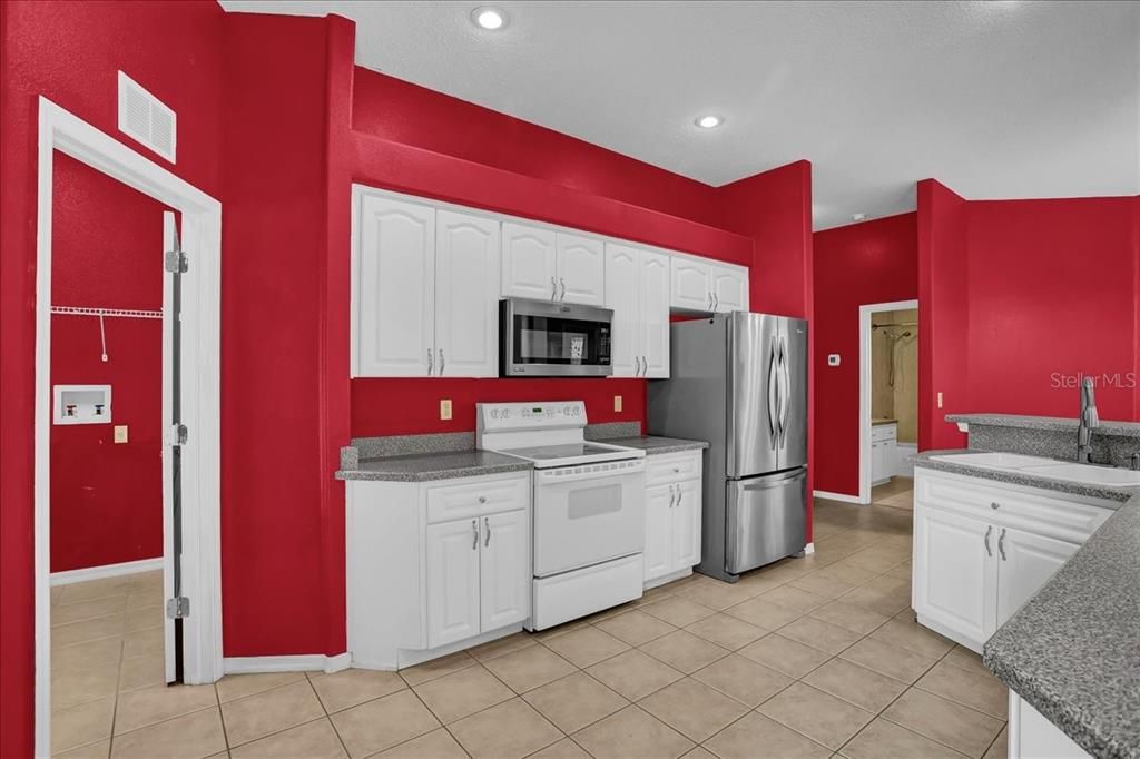 Activo con contrato: $355,000 (3 camas, 2 baños, 2090 Pies cuadrados)