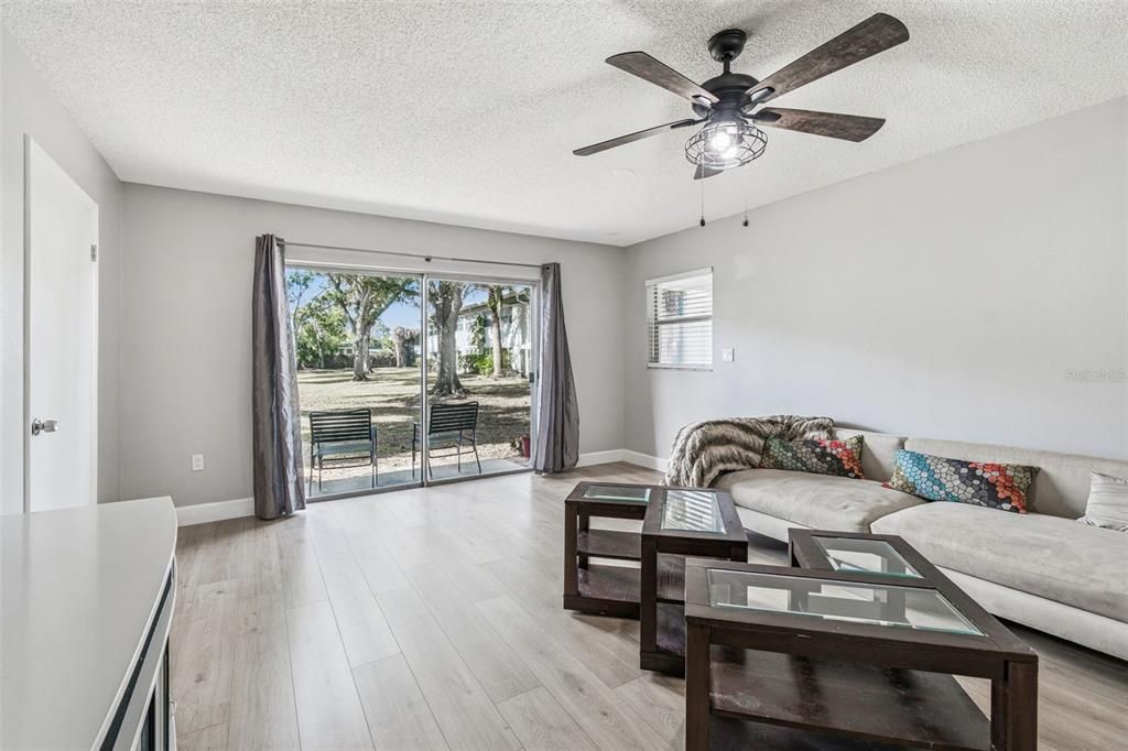 待售: $149,000 (1 贝兹, 1 浴室, 855 平方英尺)