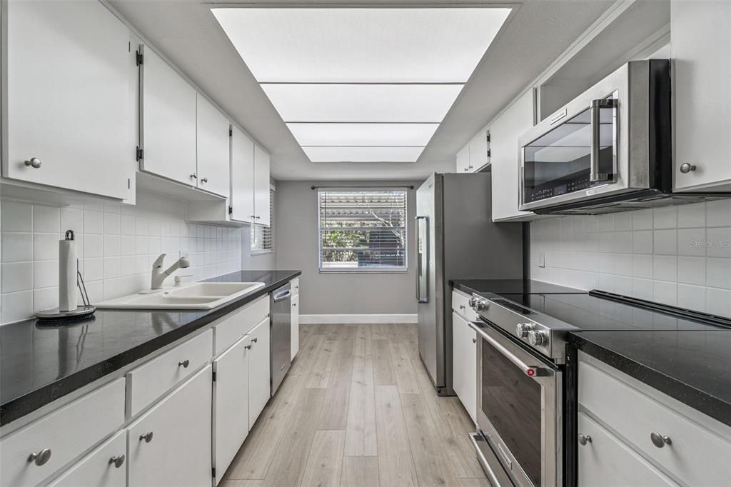 待售: $149,000 (1 贝兹, 1 浴室, 855 平方英尺)